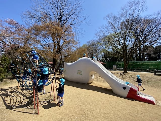 高岡古城公園に遊びに行きました。 この滑り台、めっちゃ速い！！